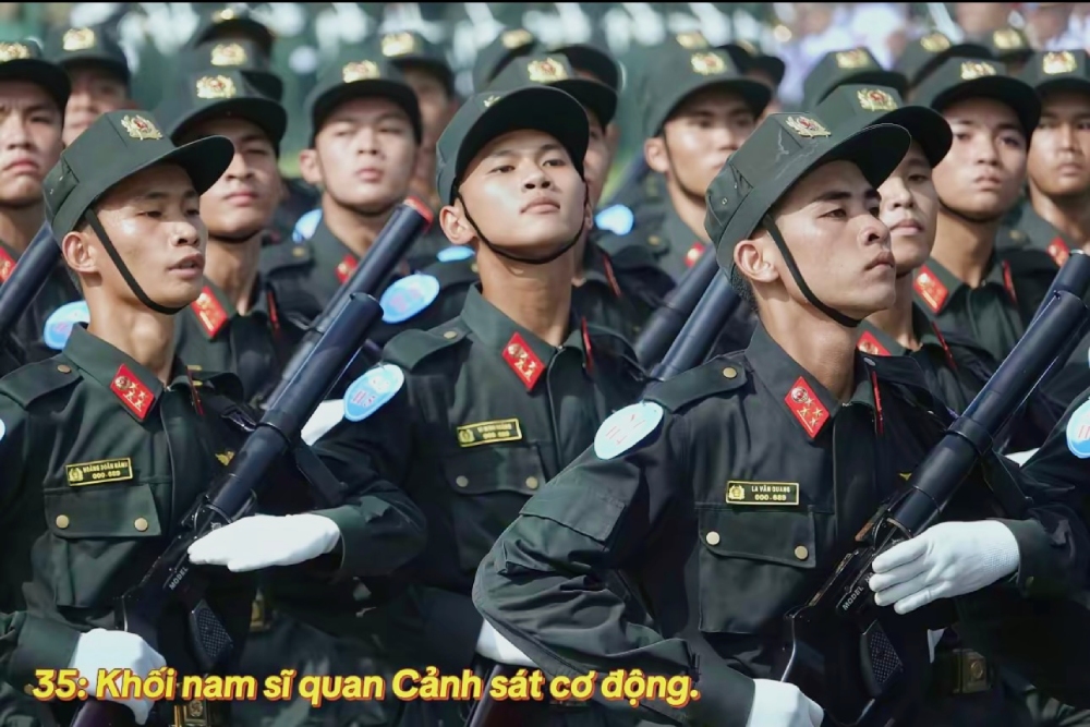 Khối nam sĩ quan Cảnh sát cơ động